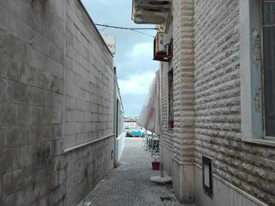 Una delle strette stradine del borgo da cui � possibile scorgere il mare